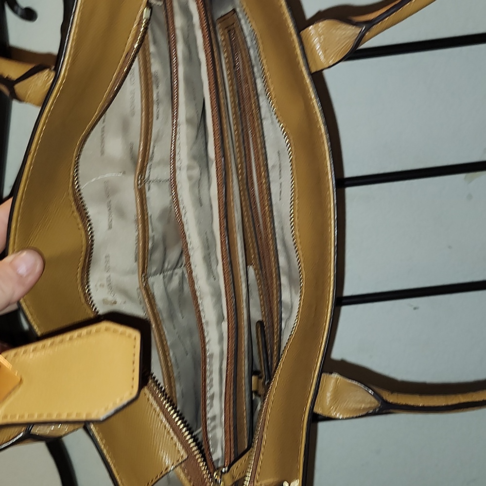 LG MICHAEL KORS PURSE WITH LOTS OF POCKETS! - Picture 5 of 6